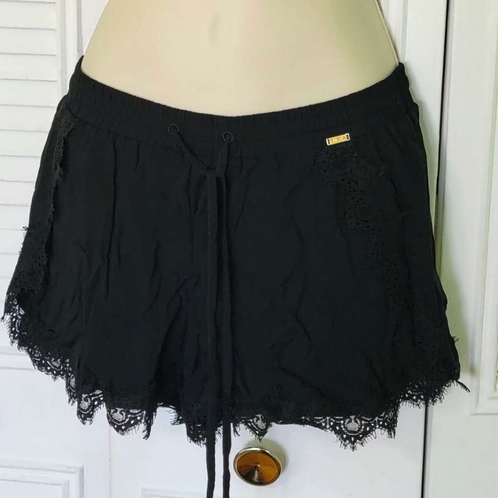Gizia black or white shorts with lace detail sz 34